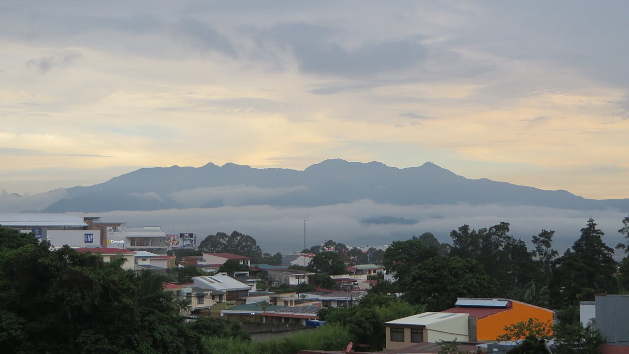 Low cloud over the Cerros de Escaz&uacute; seen from Moravia in San Jos&eacute; after an evening rain shower in June
