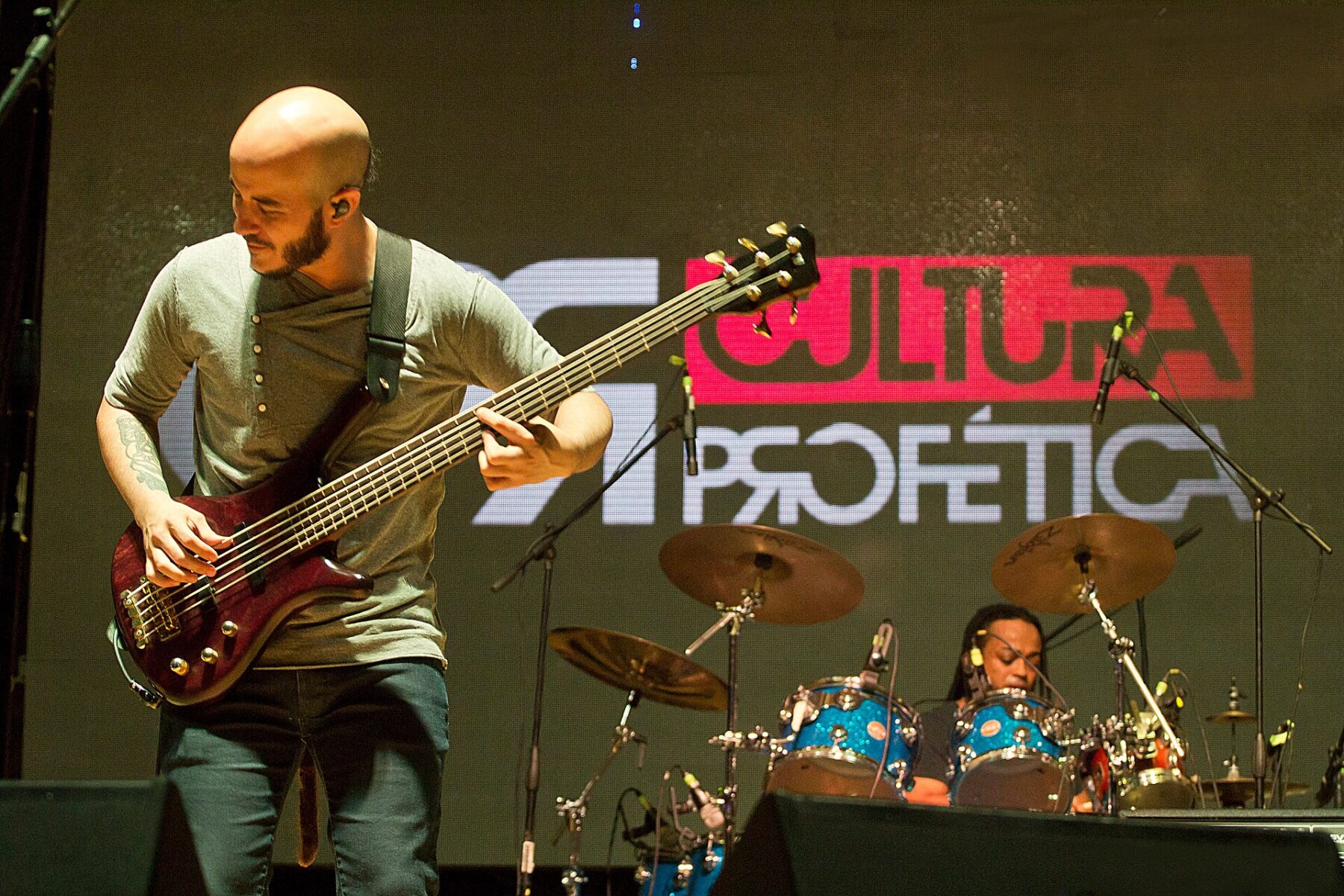 Cultura Profética bassist and drummer performing live on stage