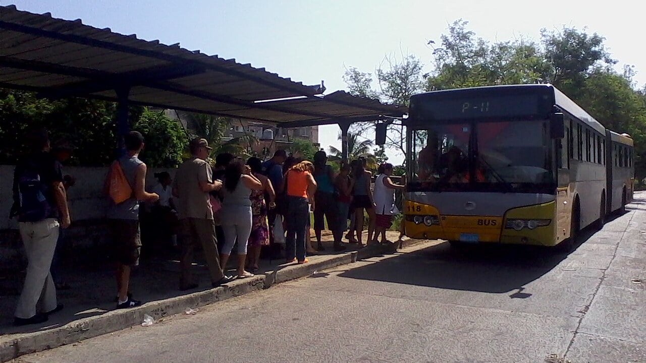 Anna Bensi case: residents boarding a bus in Alamar, the eastern Havana district where she lives