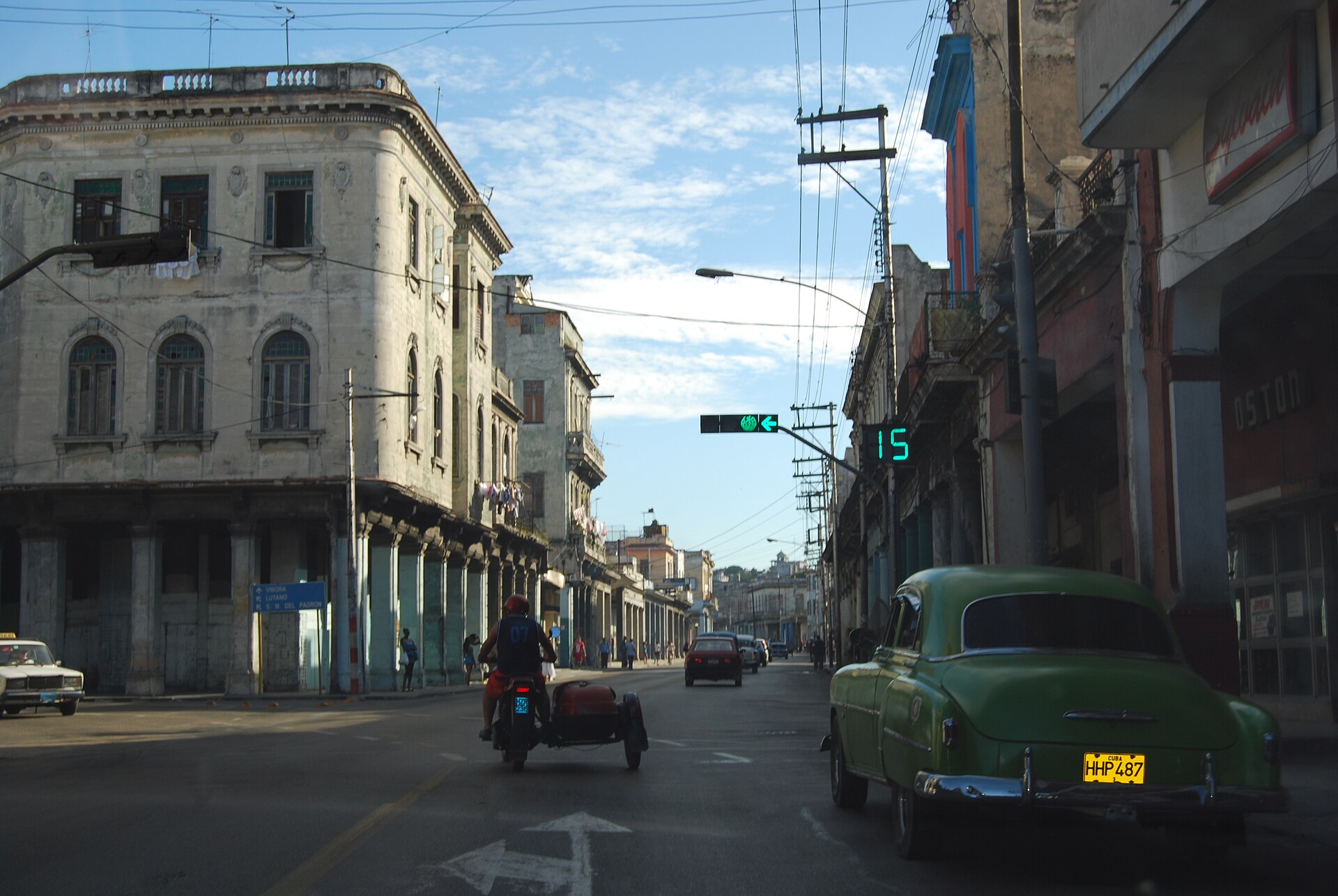A street in Luyanó, Havana, with overhead power lines and a classic car (file photo)