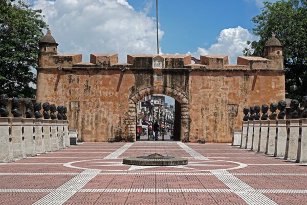 Dominican Republic history: the Puerta del Conde gate in Santo Domingo