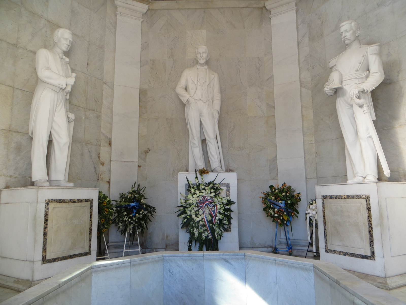 Dominican Republic history: statues of independence leaders at the Altar de la Patria in Santo Domingo