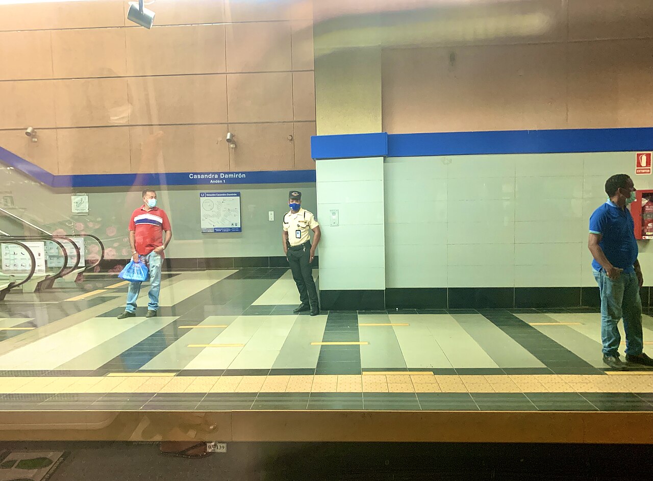 Passengers and a security guard on the Casandra Damirón platform of the Santo Domingo metro