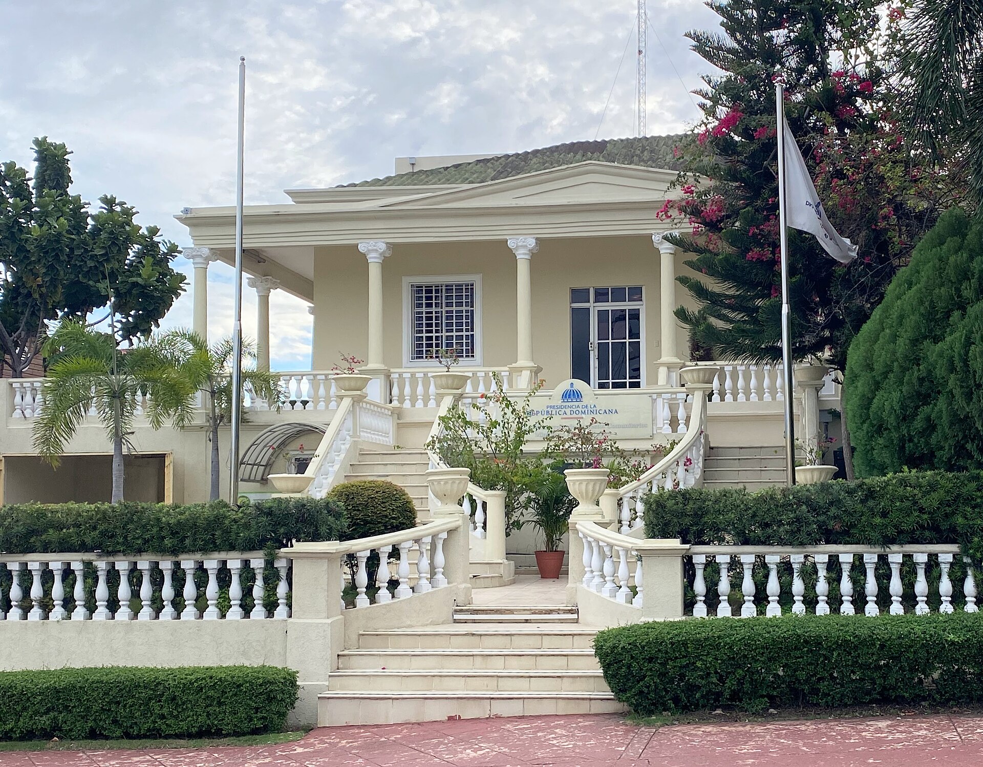 A cream-coloured government building with a double staircase on Avenida Doctor Delgado in Santo Domingo