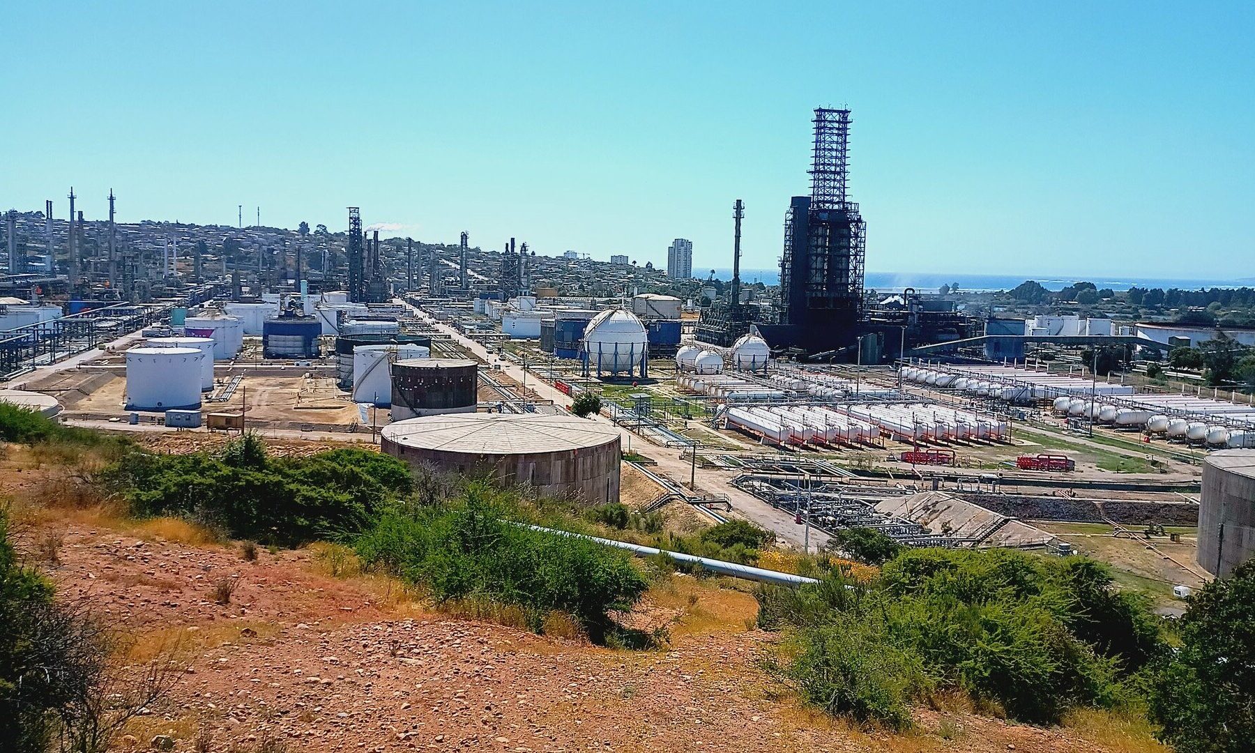 Storage tanks, gas spheres and processing towers of ENAP’s Aconcagua oil refinery in Concón, Chile, with the Pacific Ocean in the background