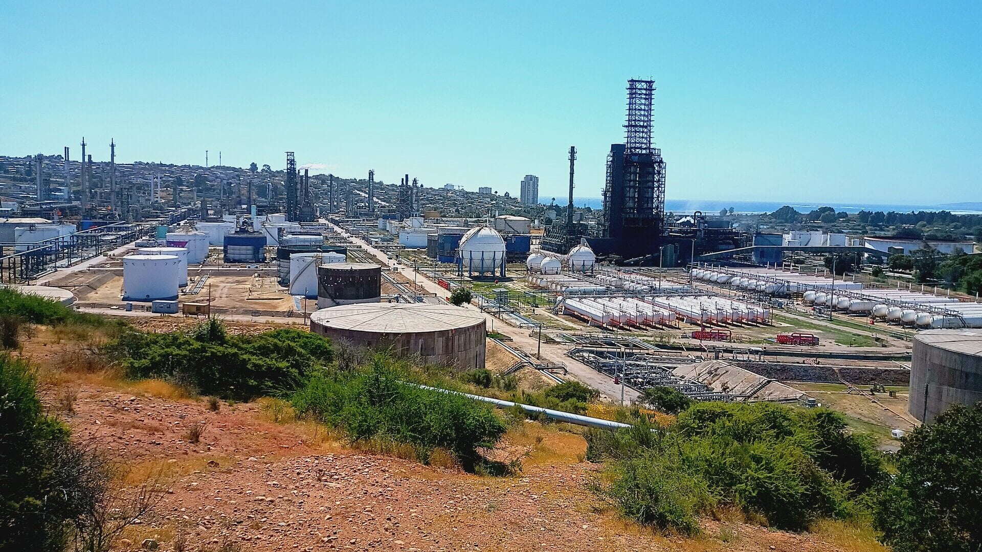 Storage tanks, gas spheres and processing towers of ENAP’s Aconcagua oil refinery in Concón, Chile, with the Pacific Ocean in the background