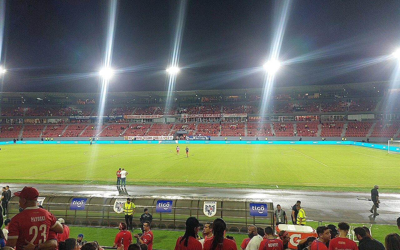 Estadio Rommel Fernández in Panama City at night, floodlights on and red seats around the pitch