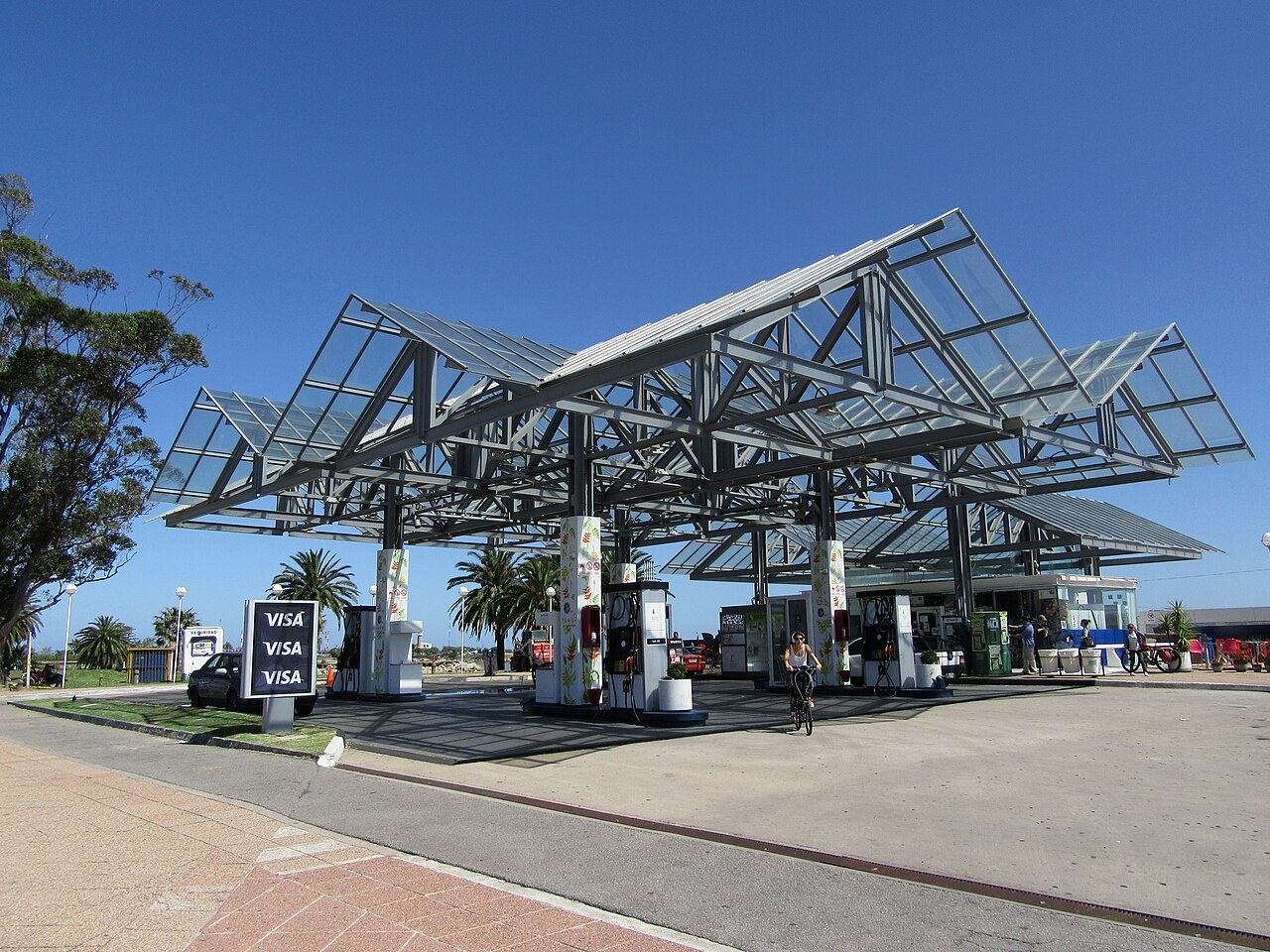 Uruguay fuel prices - A modern service station with a glass canopy on the Rambla in Punta Carretas, Montevideo