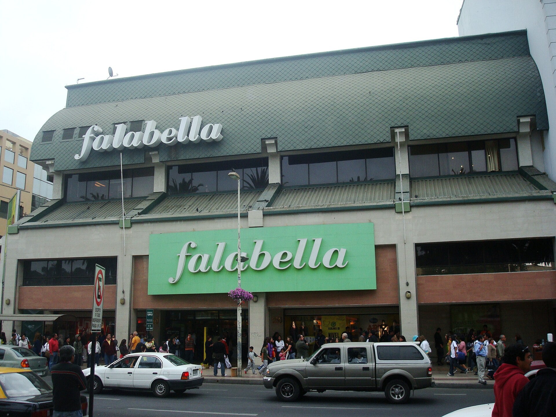 A Falabella department store with green and white facade and sign in Viña del Mar, Chile