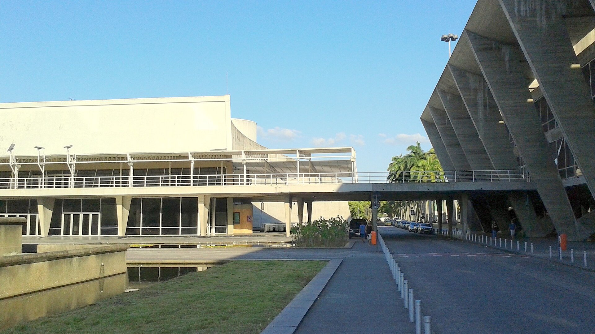 The Museum of Modern Art of Rio de Janeiro and the adjoining theatre block at Aterro do Flamengo under a blue sky