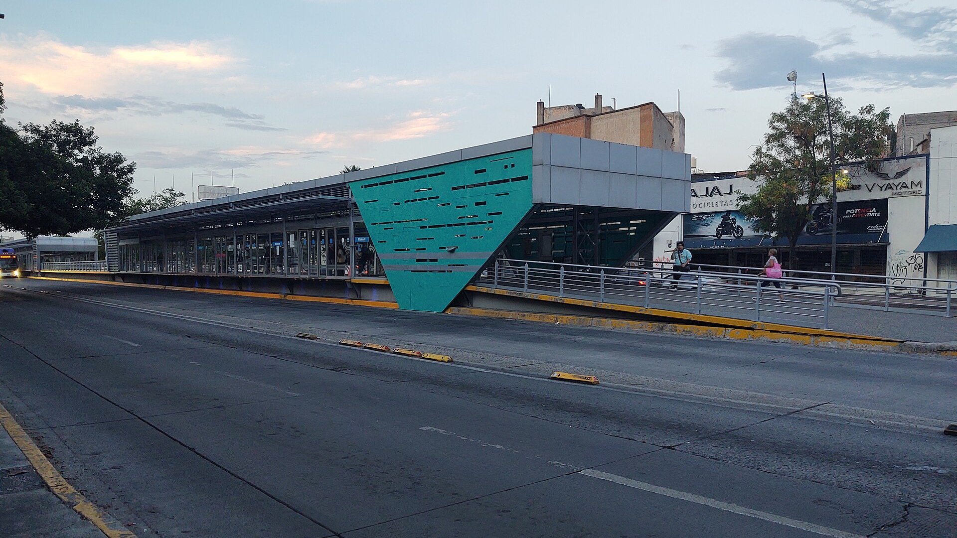 Alameda station of the Mi Macro Calzada bus rapid transit line in Guadalajara