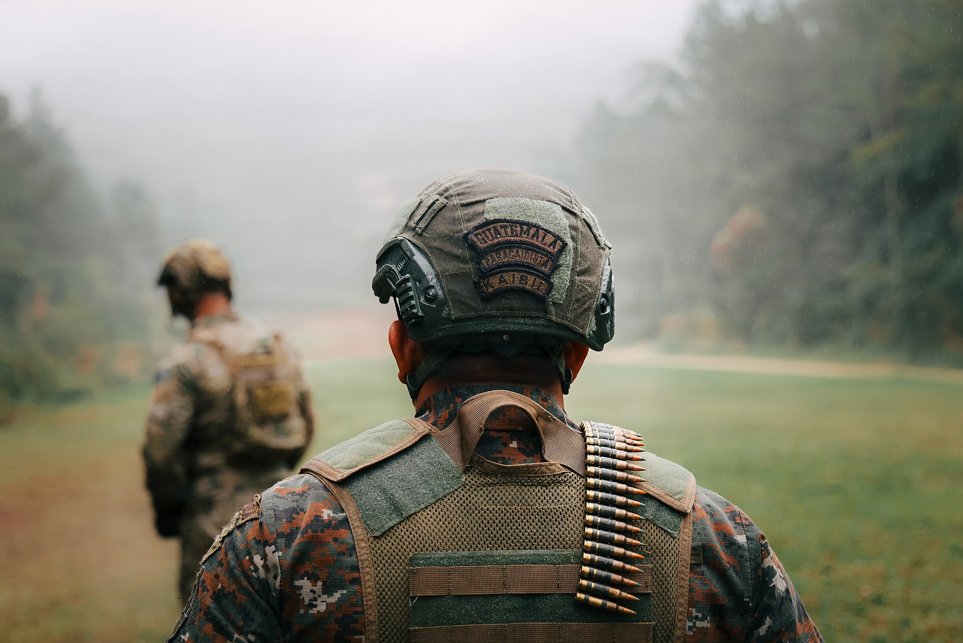 A Guatemalan Kaibil special forces soldier with a US Army Green Beret on a training range in Poptún, Petén