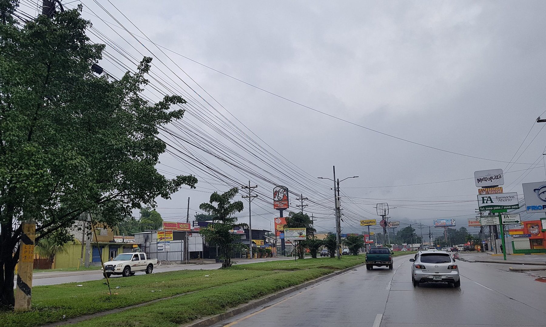 Traffic on the Bulevar del Norte in Choloma, Honduras, on an overcast day