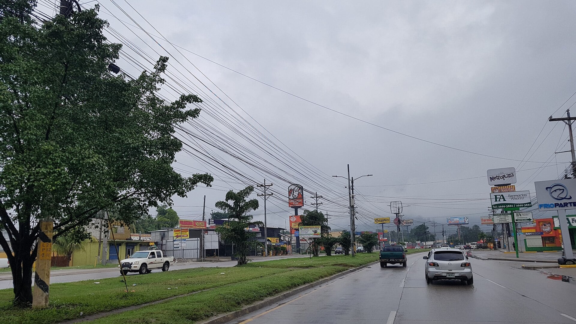 Traffic on the Bulevar del Norte in Choloma, Honduras, on an overcast day