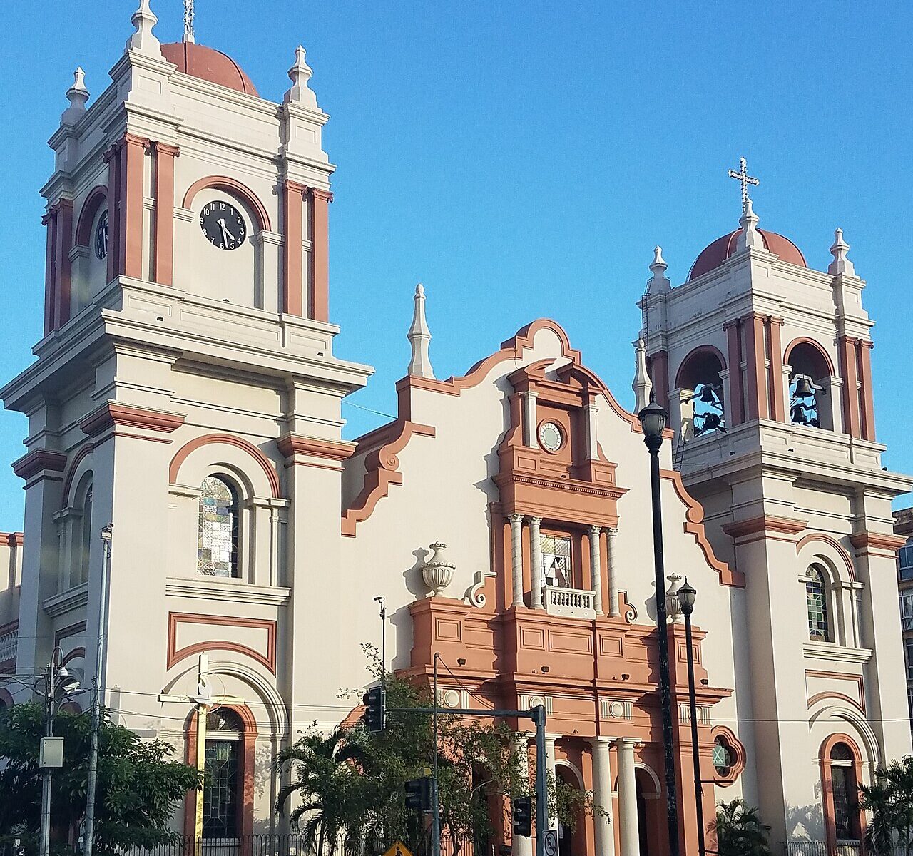 The twin-towered Cathedral of San Pedro Apóstol in central San Pedro Sula, Honduras, under a clear blue sky
