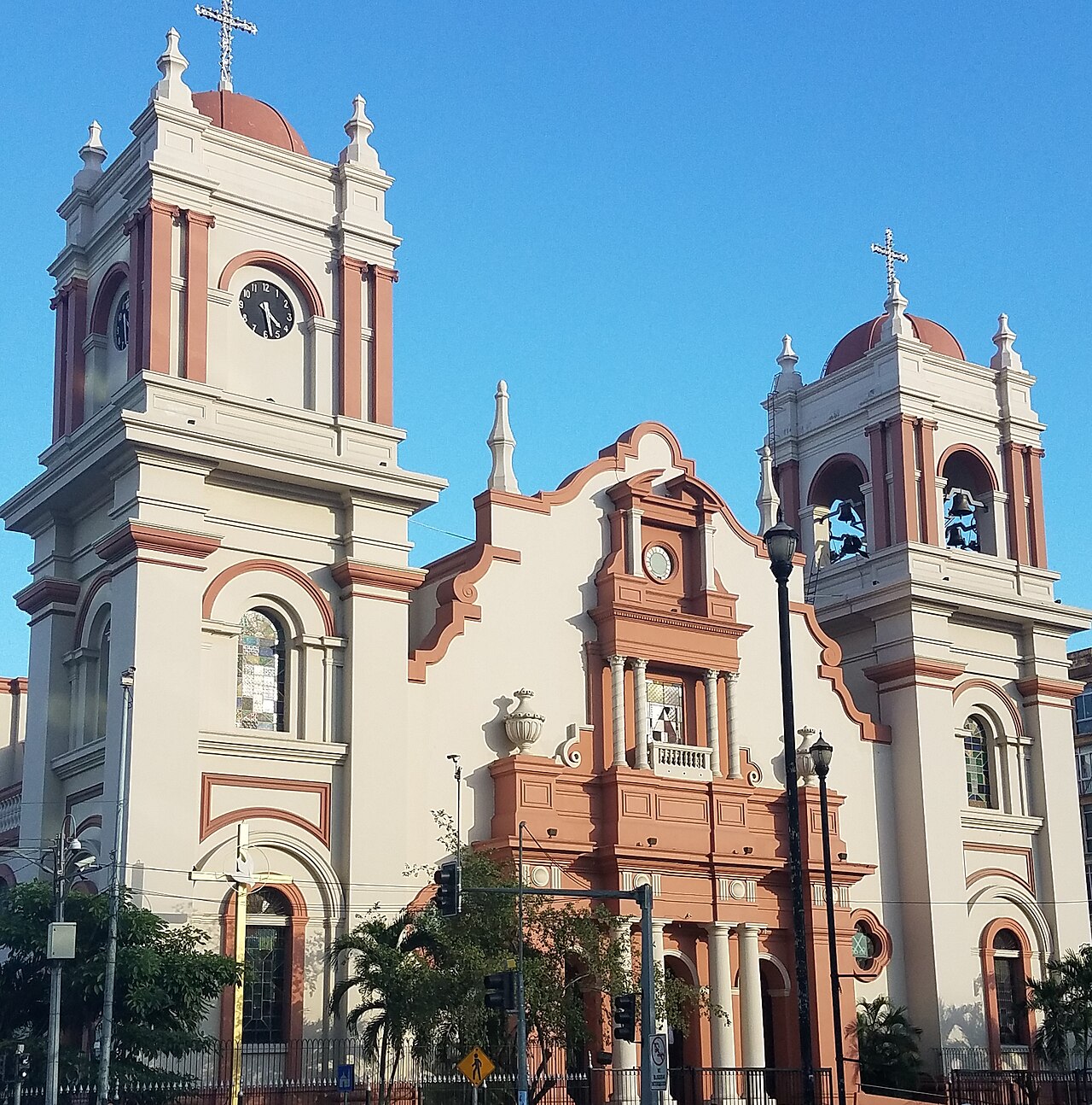 The twin-towered Cathedral of San Pedro Apóstol in central San Pedro Sula, Honduras, under a clear blue sky