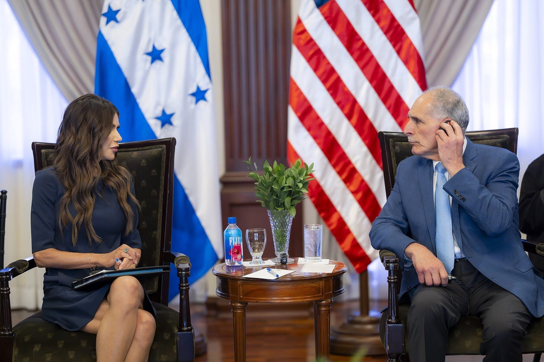 Two officials seated in a bilateral meeting before the flags of Honduras and the United States at the Casa Presidencial in Tegucigalpa, March 2026