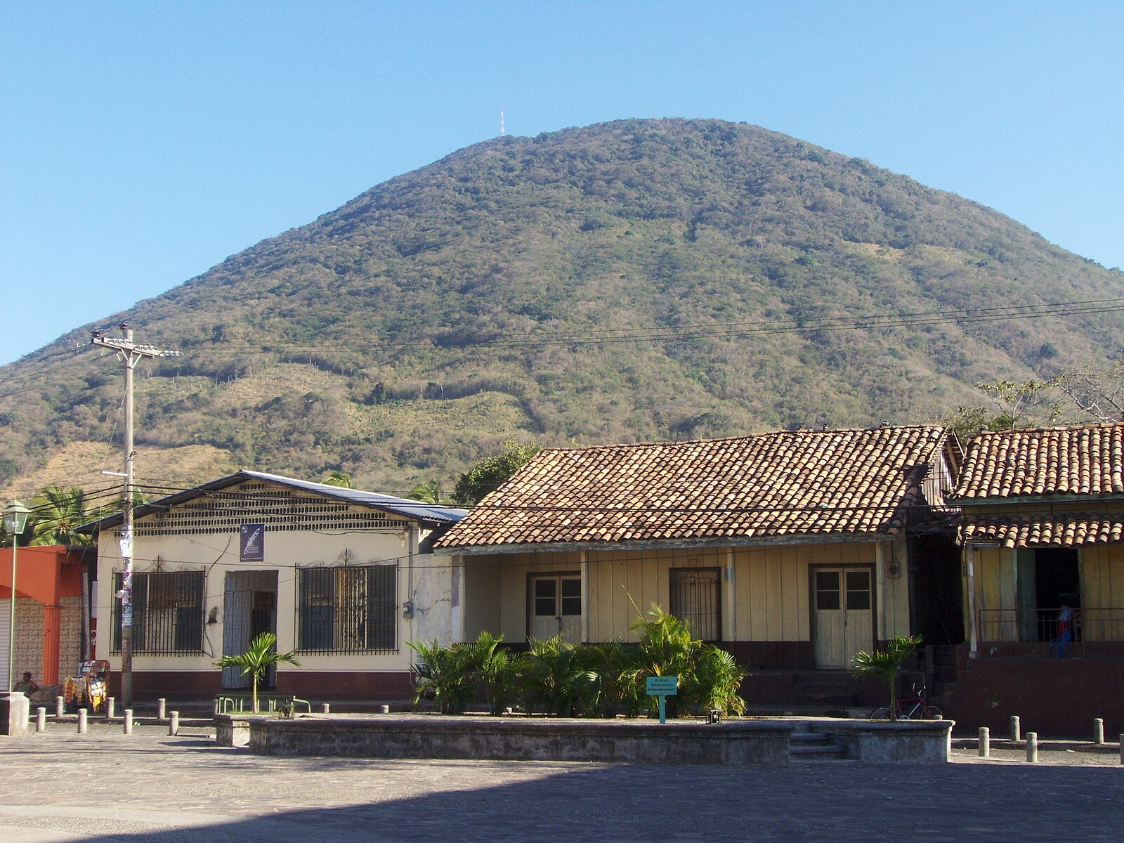 Honduras Gulf of Fonseca: the volcano of El Tigre island seen from the central square of Amapala