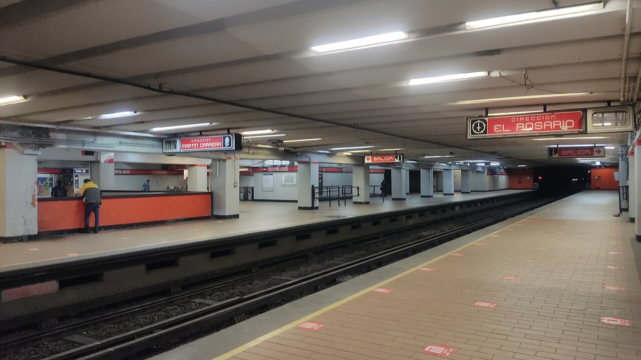 A platform at Ferrería station on Mexico City Metro Line 6, with a red Dirección El Rosario sign over the tracks.