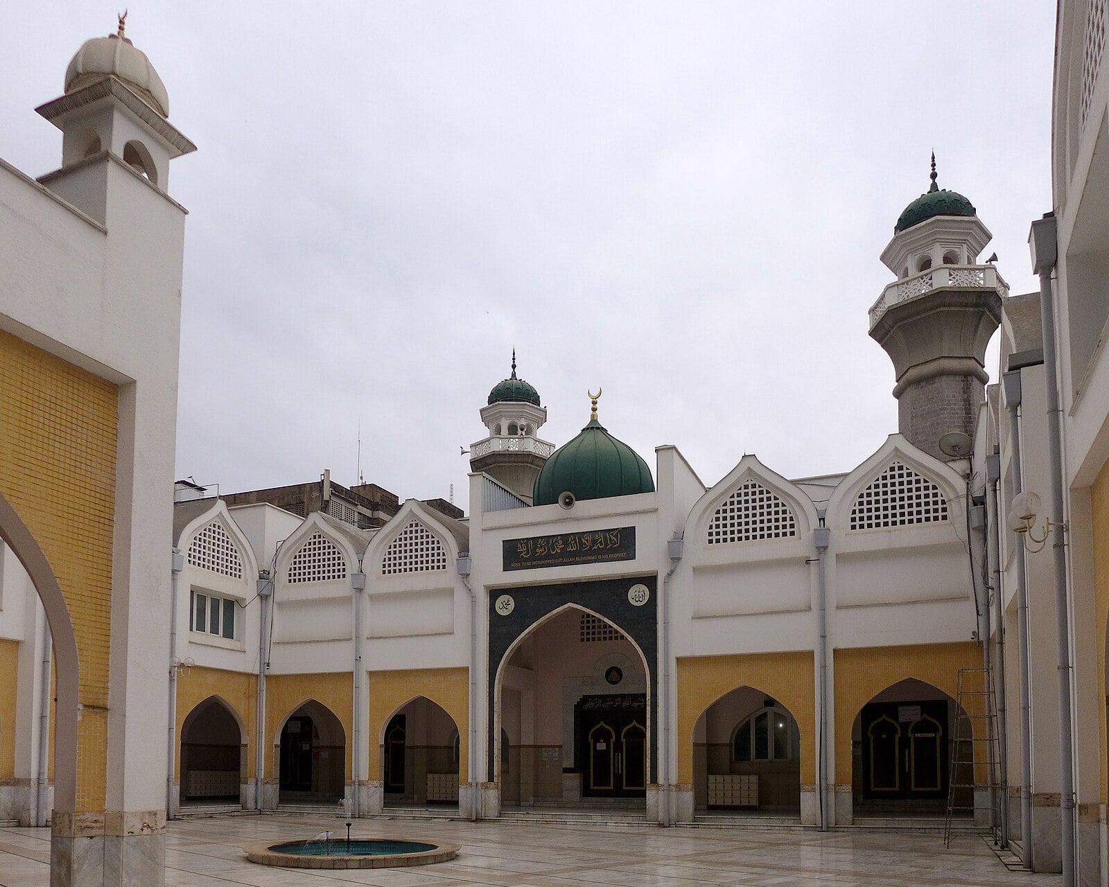 Kenya population and faith: the courtyard of the Jamia Mosque in central Nairobi