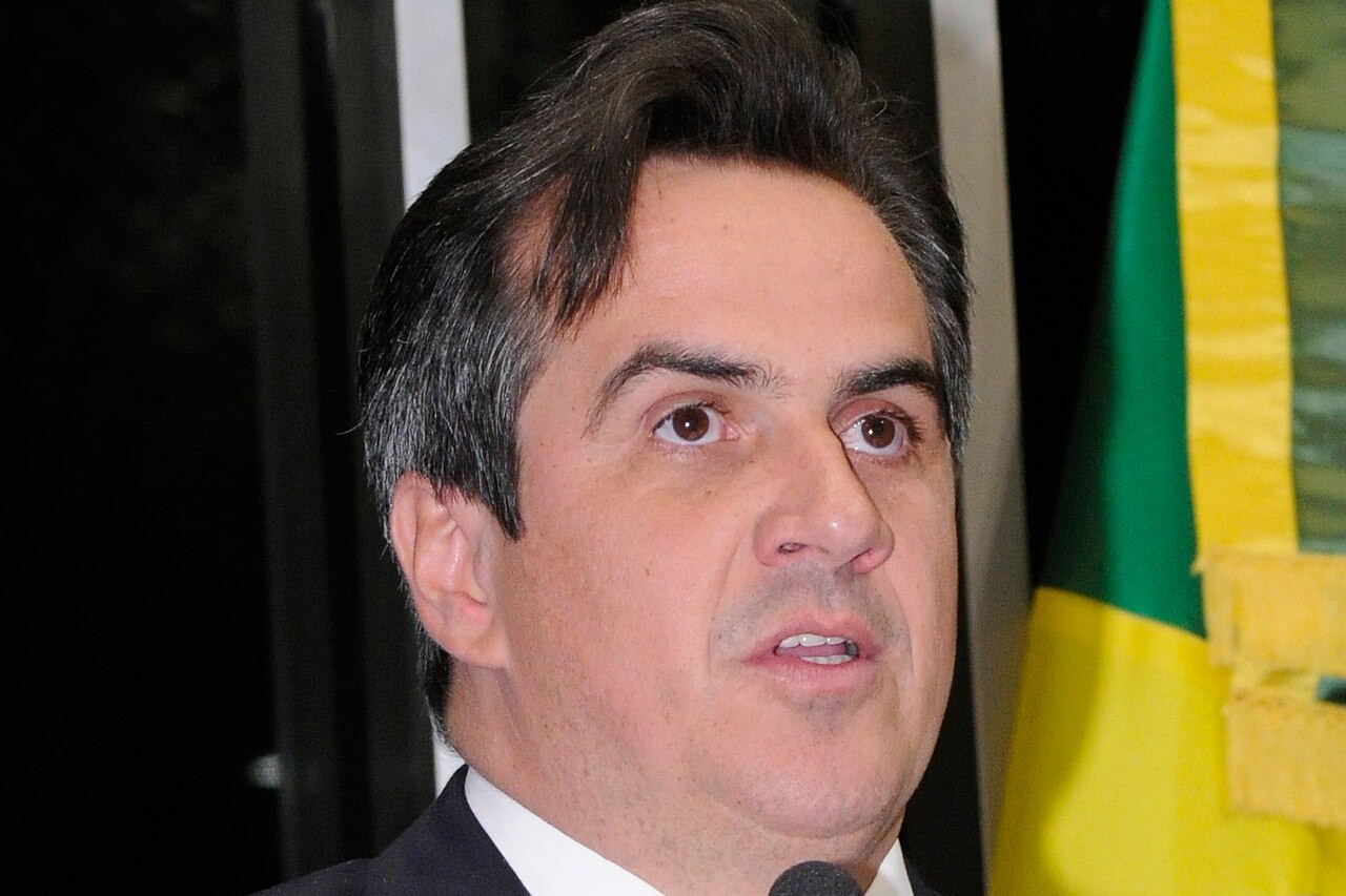 Senator Ciro Nogueira speaks at a microphone in Brazil's Senate, a Brazilian flag behind him