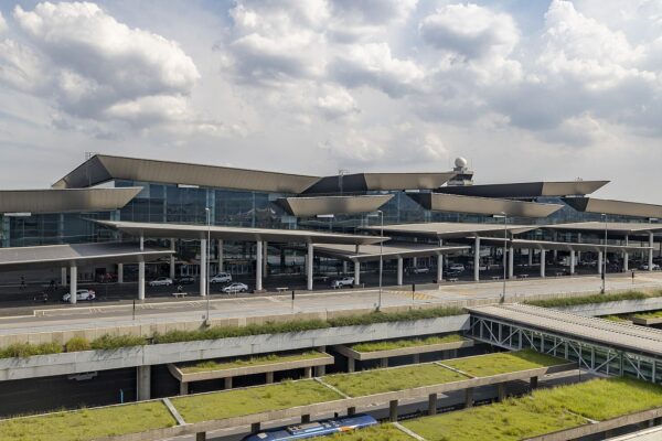 Exterior of Terminal 3 at São Paulo-Guarulhos International Airport, with curved roof canopies, a glass facade and green roof gardens