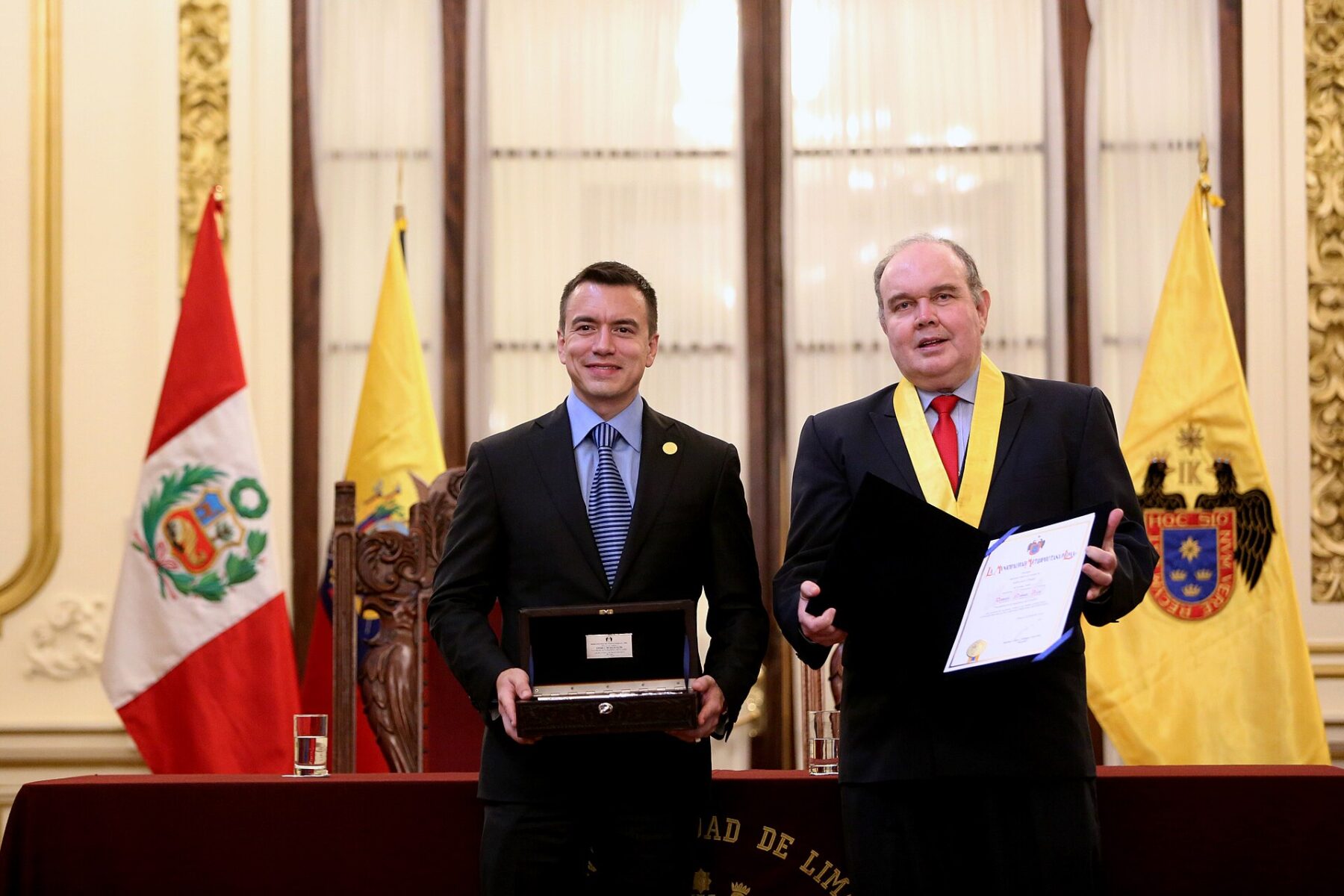 Rafael López Aliaga, then mayor of Lima, in the city medal and holding a certificate beside Ecuador’s President Daniel Noboa, who holds the box with the key to the city, at a ceremony in Lima