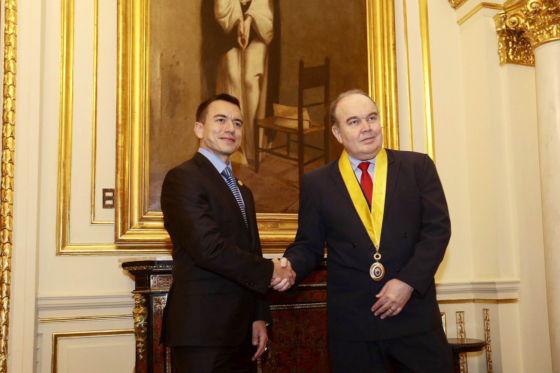 Rafael López Aliaga in the mayor’s medal shaking hands with Ecuador’s President Daniel Noboa in a gilded room in Lima