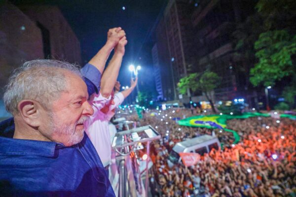Lula speaking to a crowd on Avenida Paulista on election night, 30 October 2022