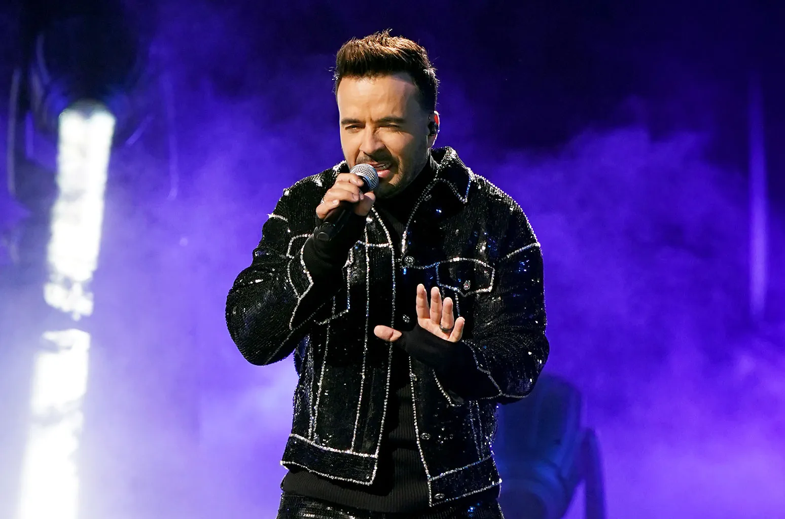luis-fonsi-univision-2021-billboard-1548