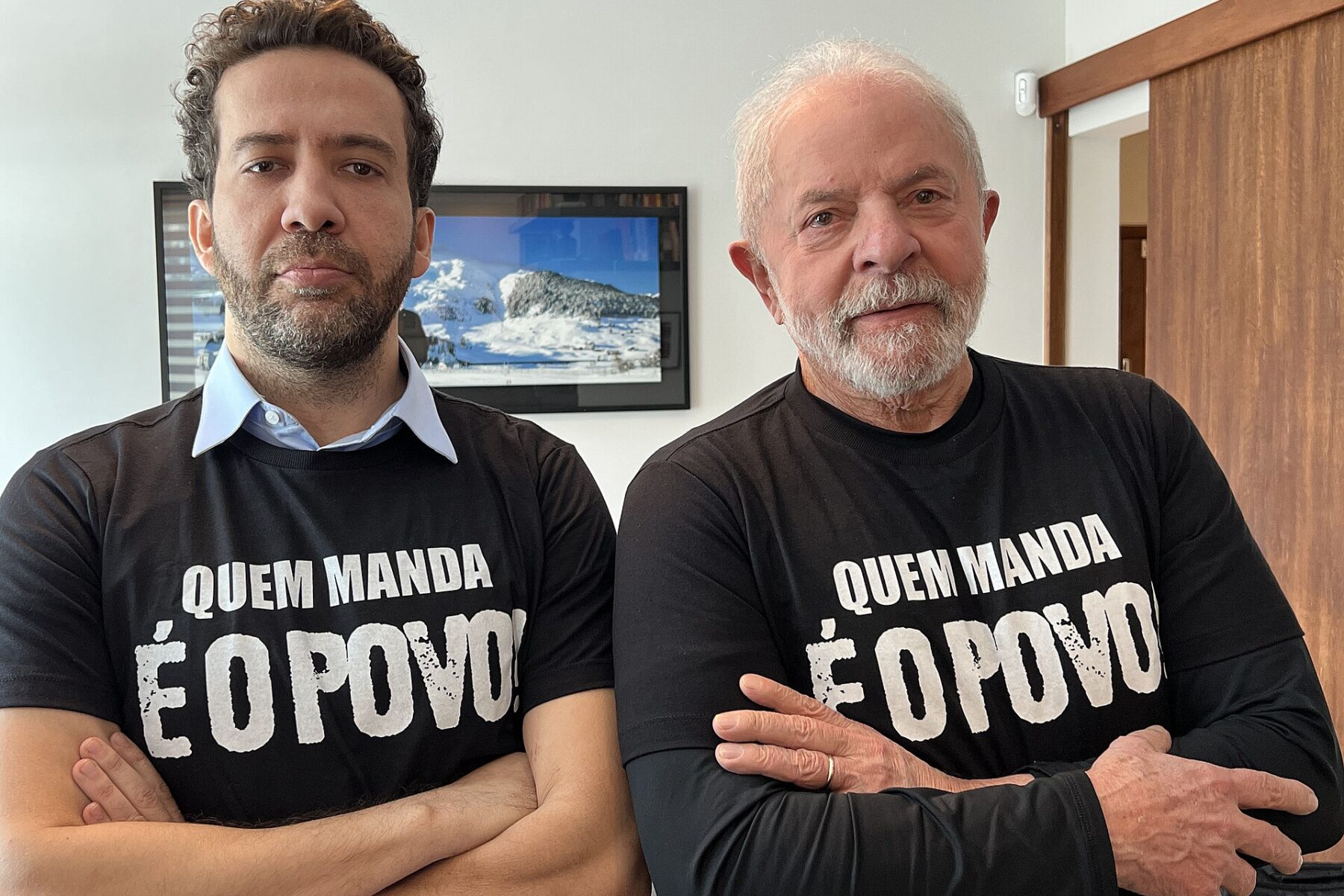 Lula and deputy André Janones speaking together during the 2022 campaign