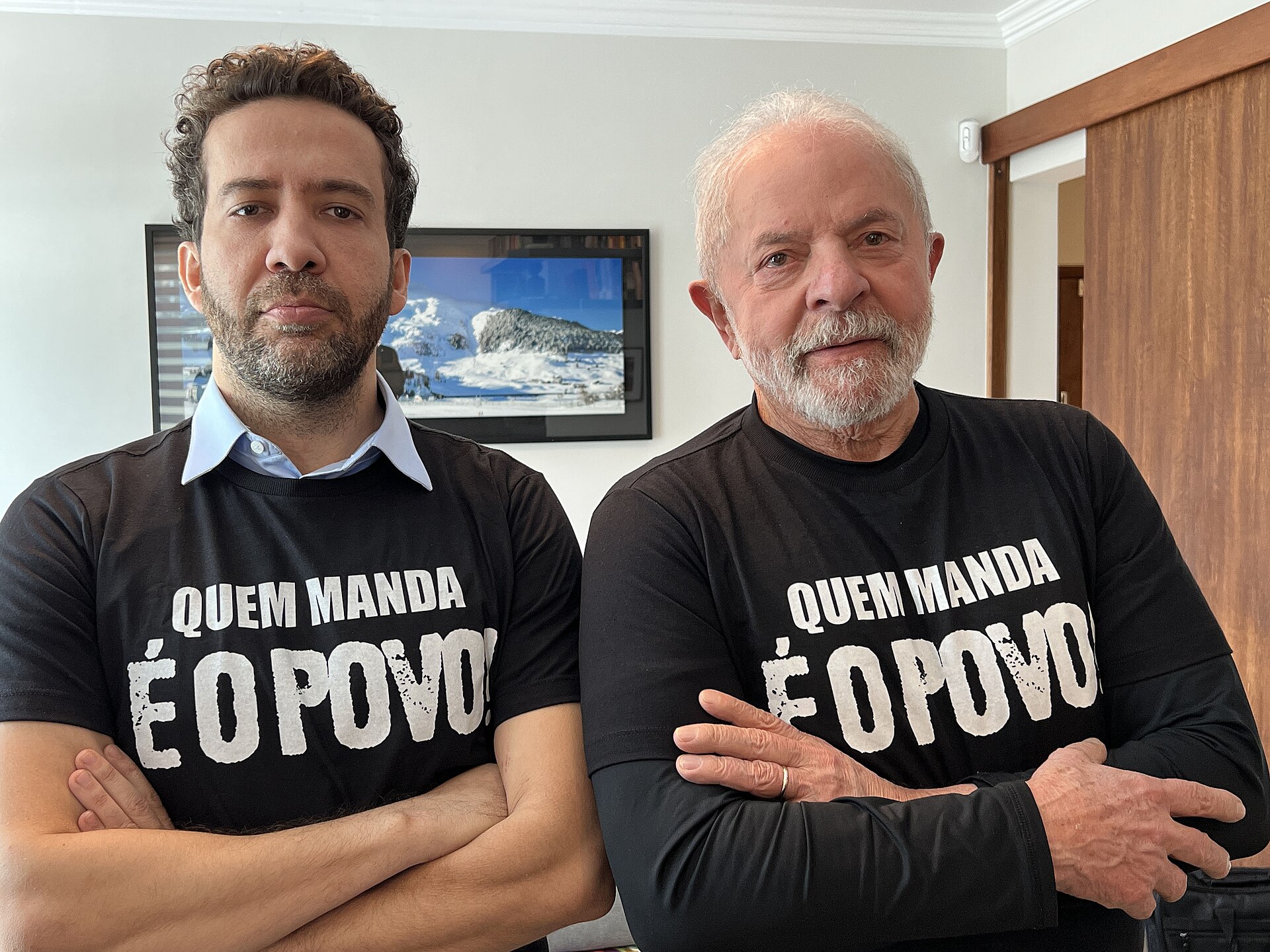 Lula and deputy André Janones speaking together during the 2022 campaign
