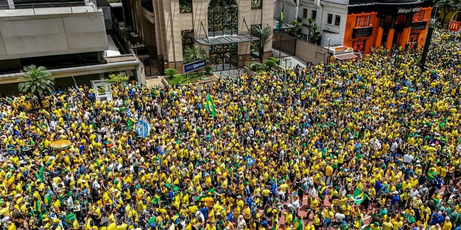 Supporters fill Avenida Paulista in São Paulo during a rally by Flávio Bolsonaro’s campaign ahead of Brazil’s runoff