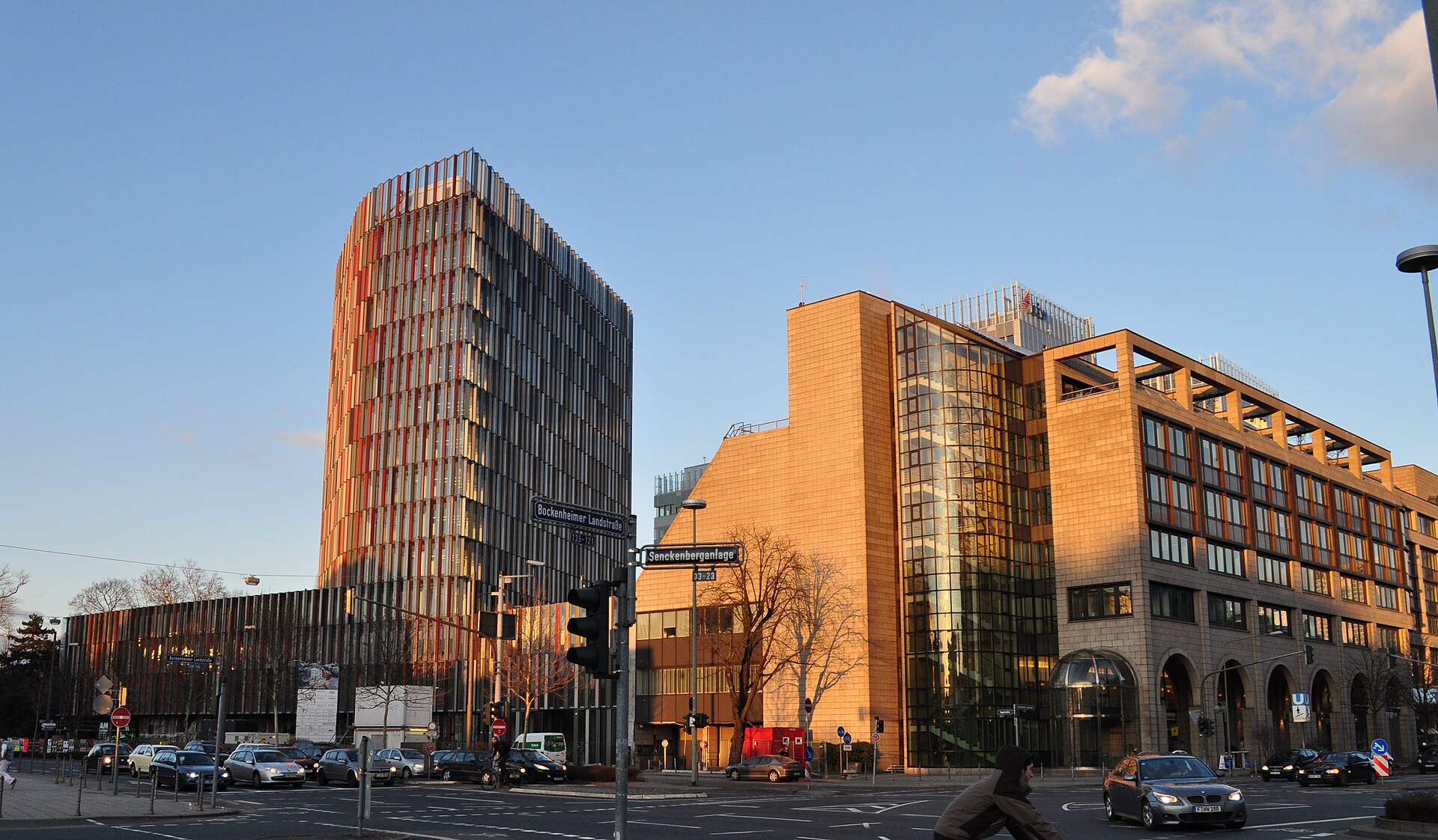 The Westarkade office tower and the KfW headquarters building with the KfW logo on its roof, at a street junction in Frankfurt