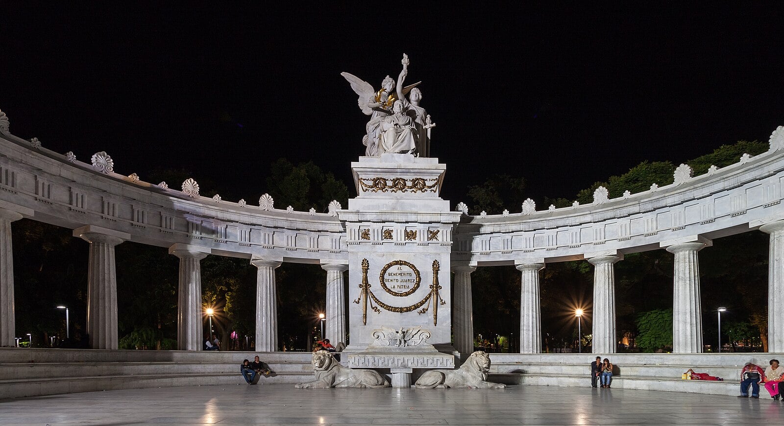 Mexico famous people: the Hemiciclo a Juárez monument to Benito Juárez in Mexico City at night