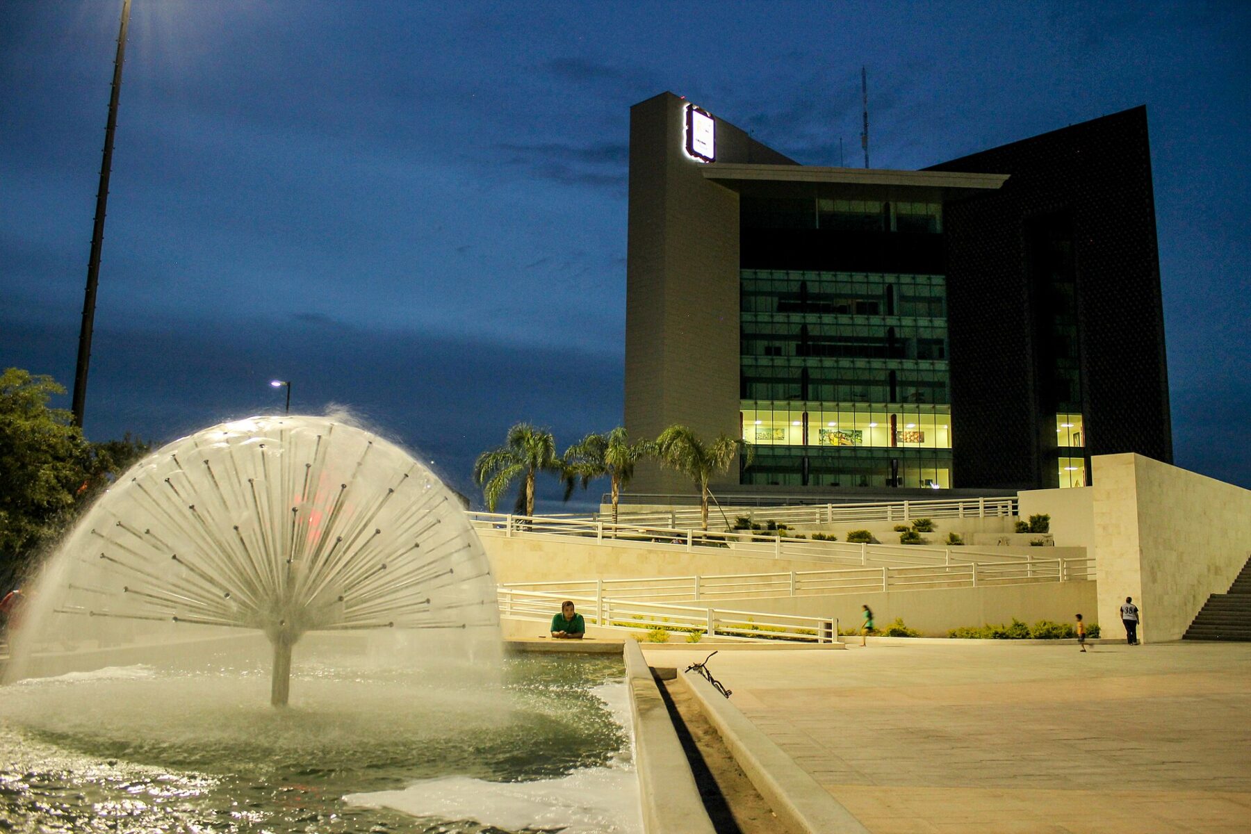A half-sphere fountain in the Plaza Mayor of Torreón, Coahuila, at dusk