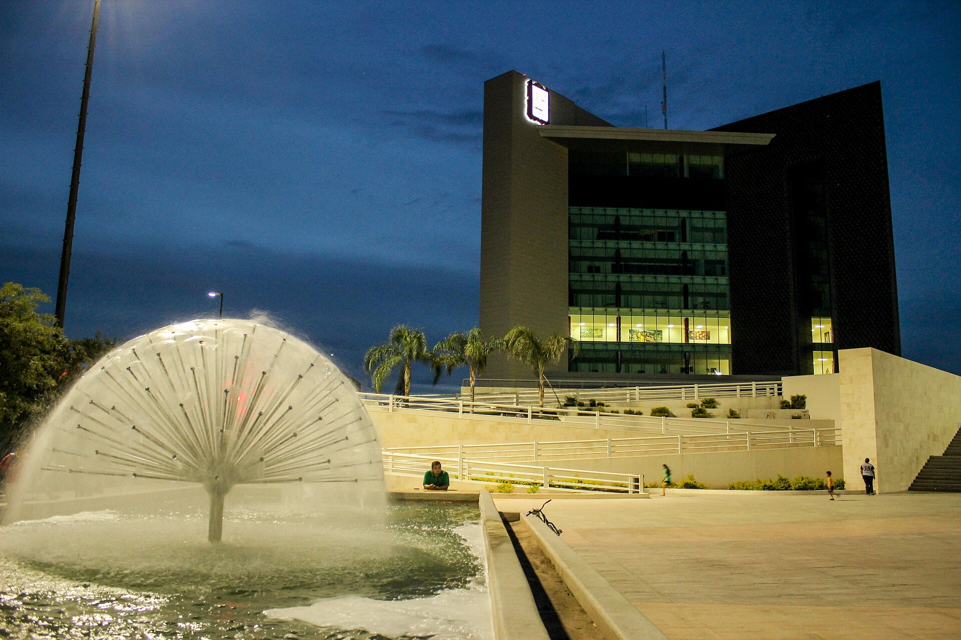 A half-sphere fountain in the Plaza Mayor of Torreón, Coahuila, at dusk