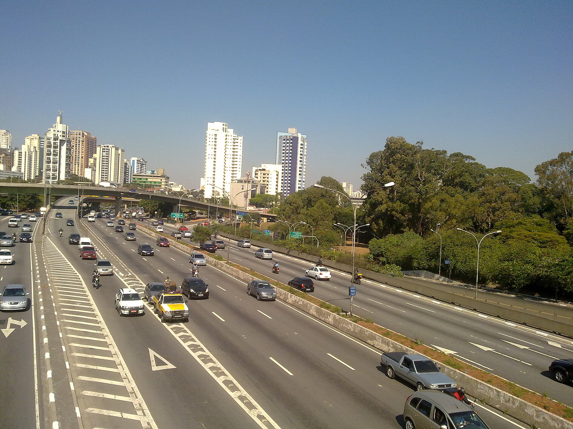 Avenida 23 de Maio running past apartment towers in Moema, São Paulo