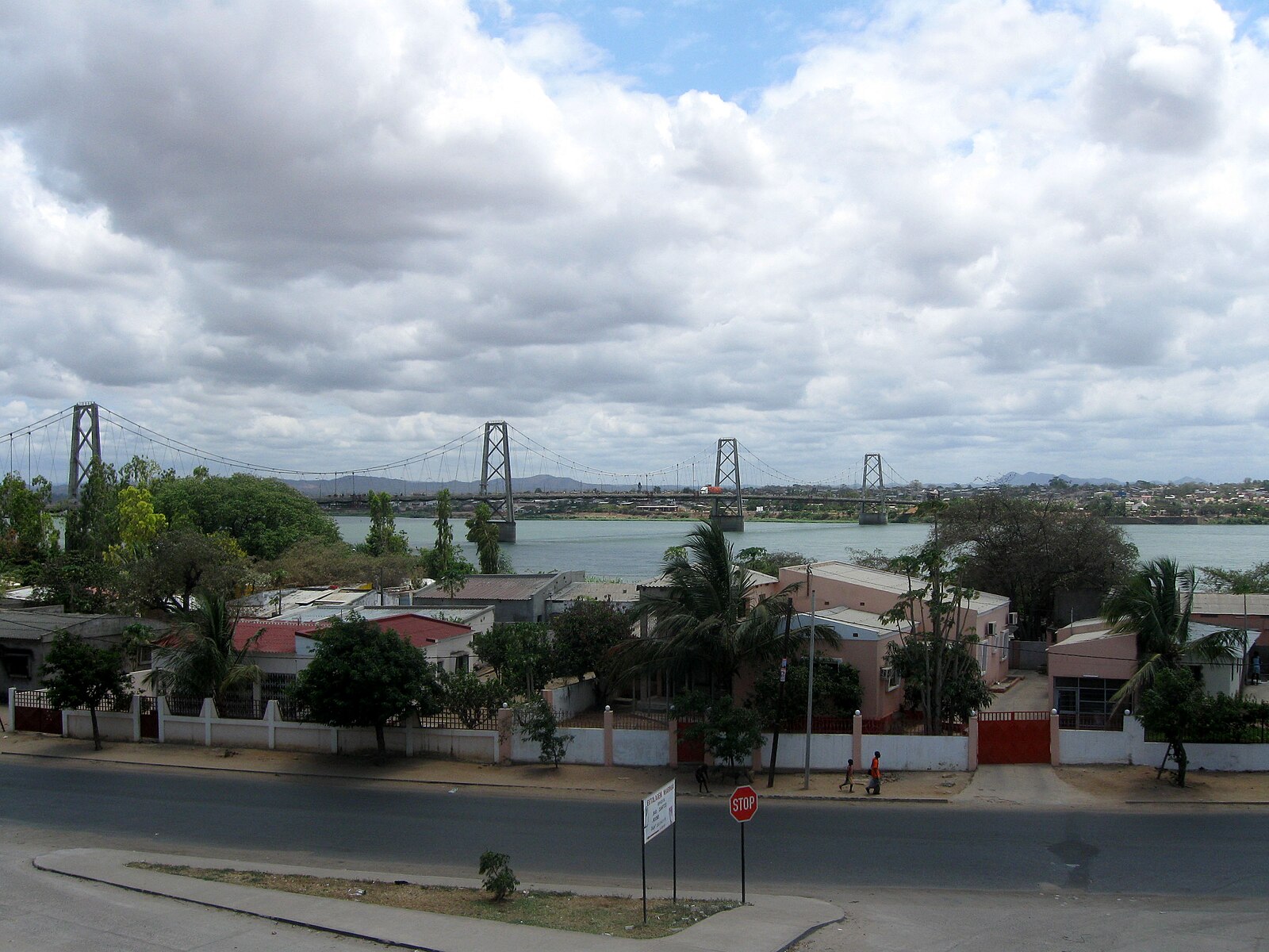Mozambique neighbourhood: the Samora Machel bridge over the Zambezi at Tete