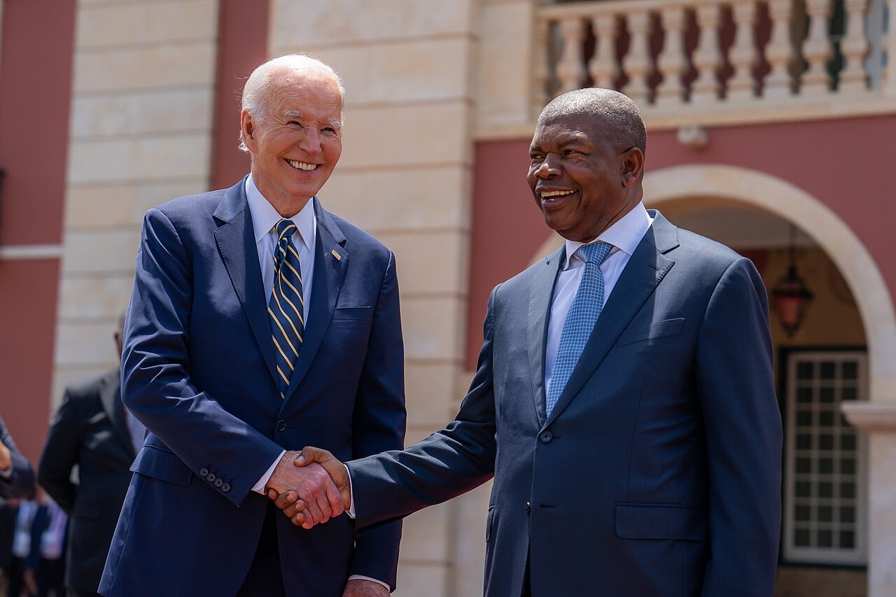 Angolan President João Lourenço shaking hands with then US President Joe Biden in front of the pink presidential palace in Luanda
