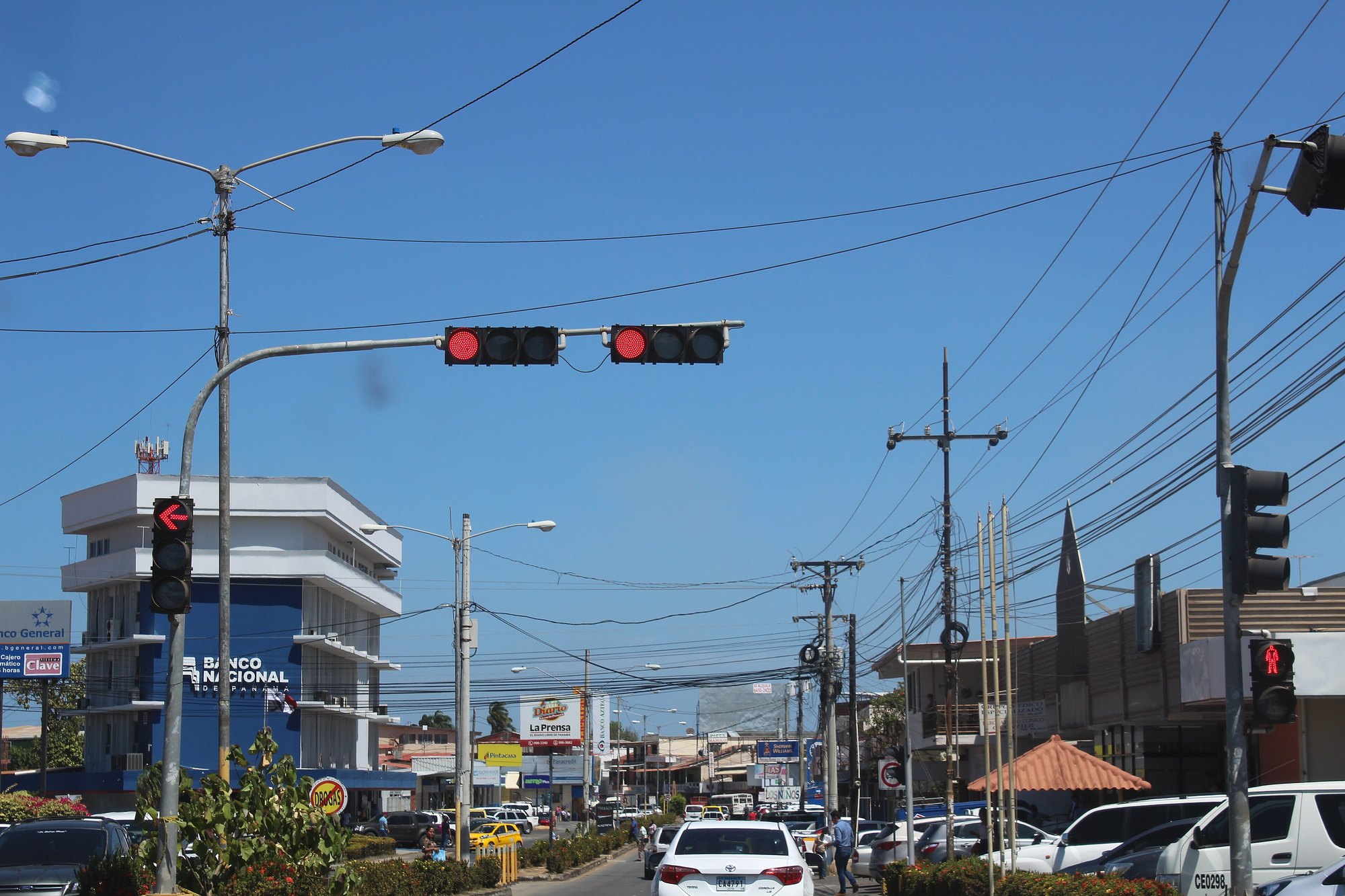 Avenida Belisario Porras in Chitré, Panama, with a Banco Nacional de Panamá branch on the left