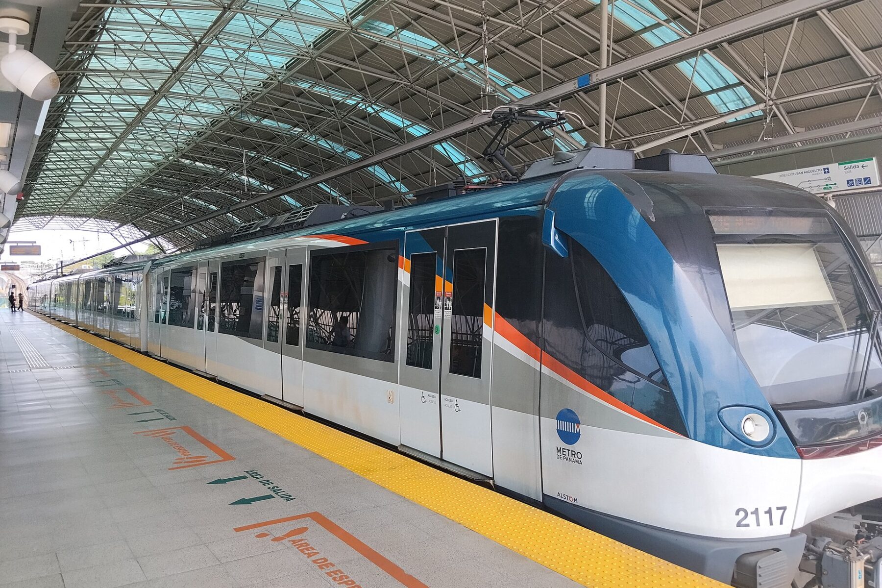 A Metro de Panamá train at a platform of the elevated Line 2