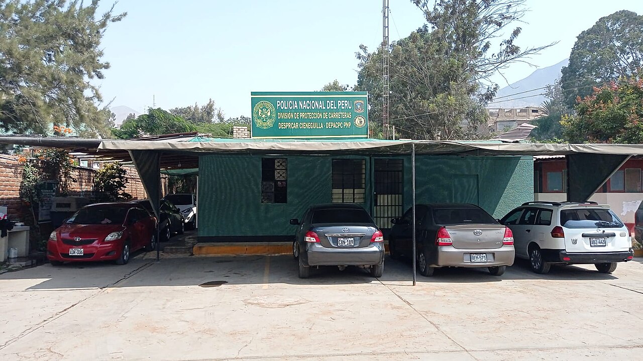 Green National Police highway protection post in Cieneguilla, Lima, with cars parked in front, a file photo for the Peru crime commission story