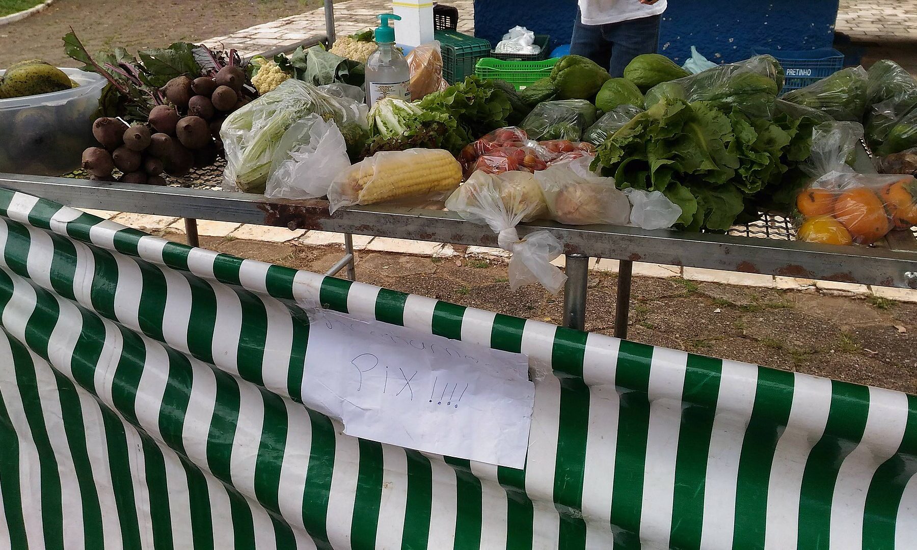 Handwritten sign reading Pix at a vegetable stall in a farmers market in Itajubá, Minas Gerais