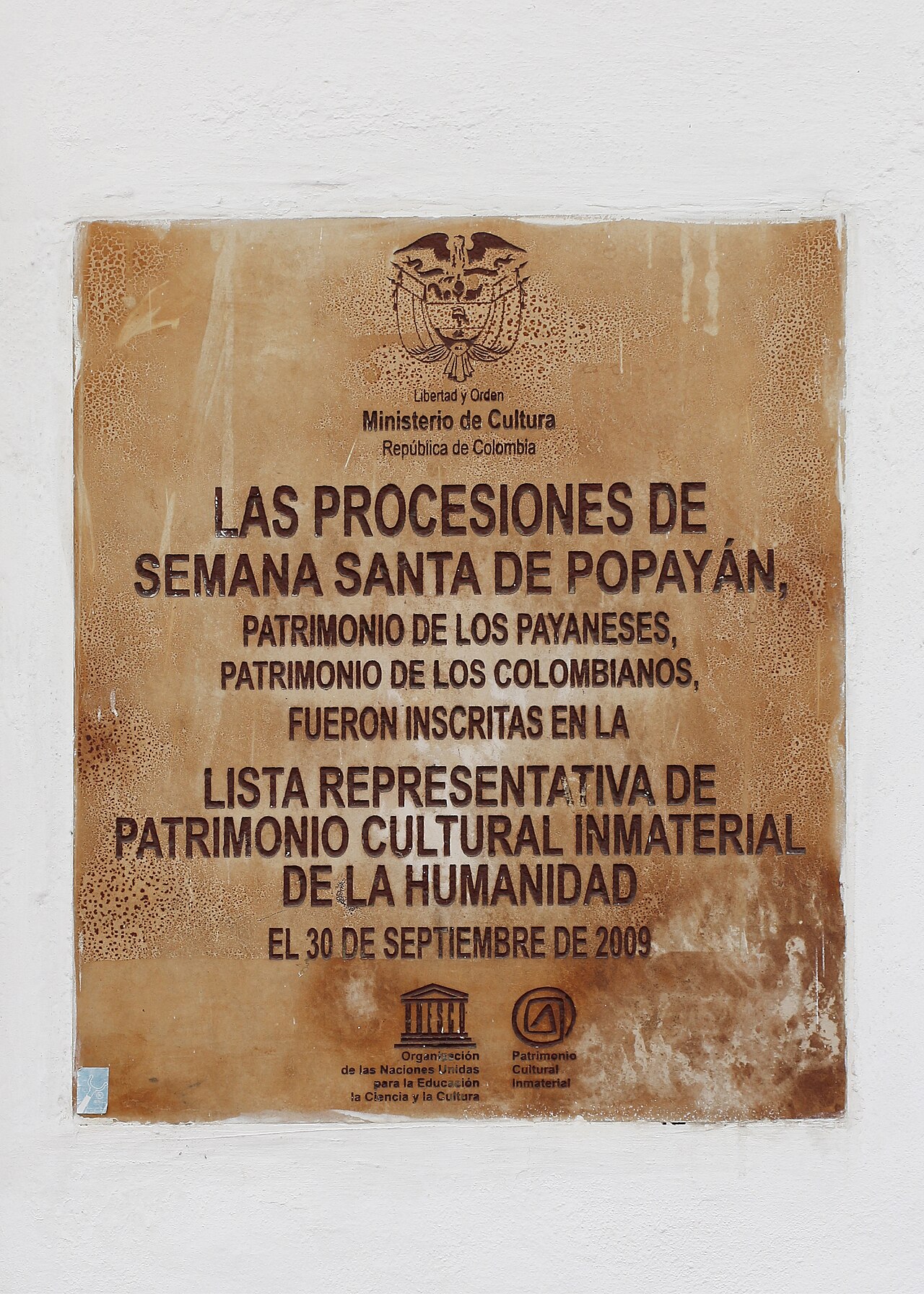 A stone plaque in Popayán, Colombia, from the Ministry of Culture, announcing the 2009 UNESCO listing of the Holy Week processions.
