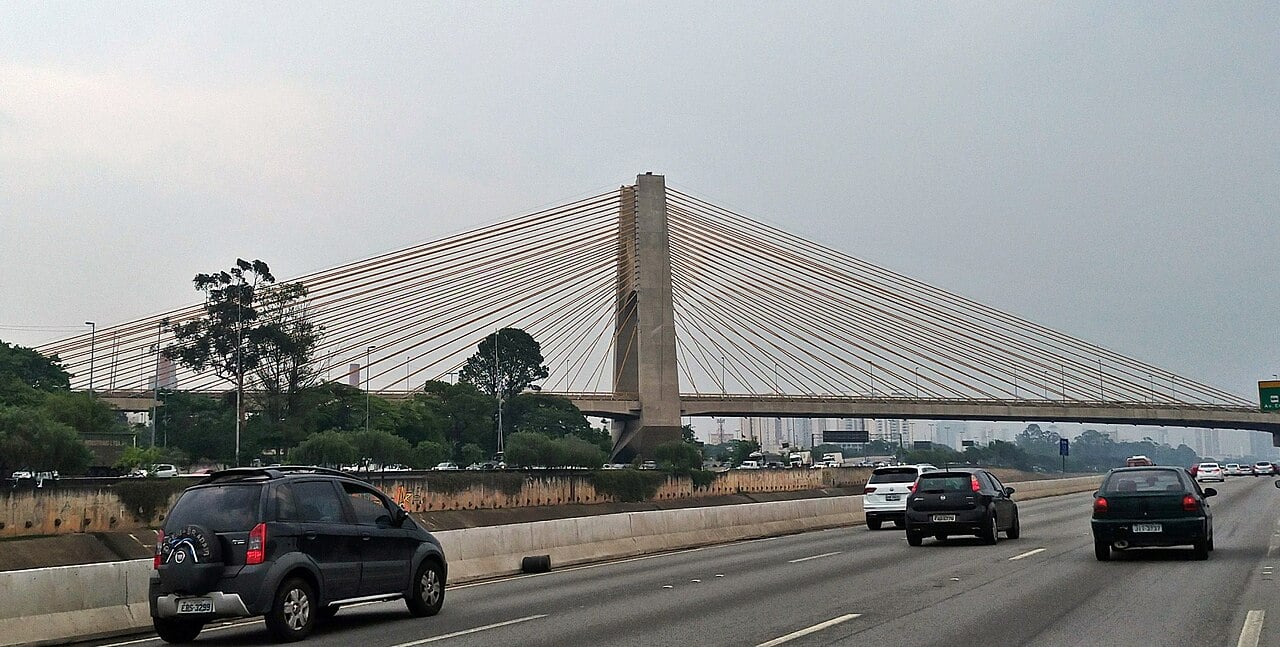The Governador Orestes Quércia cable-stayed bridge seen from cars on the Marginal Tietê expressway in São Paulo