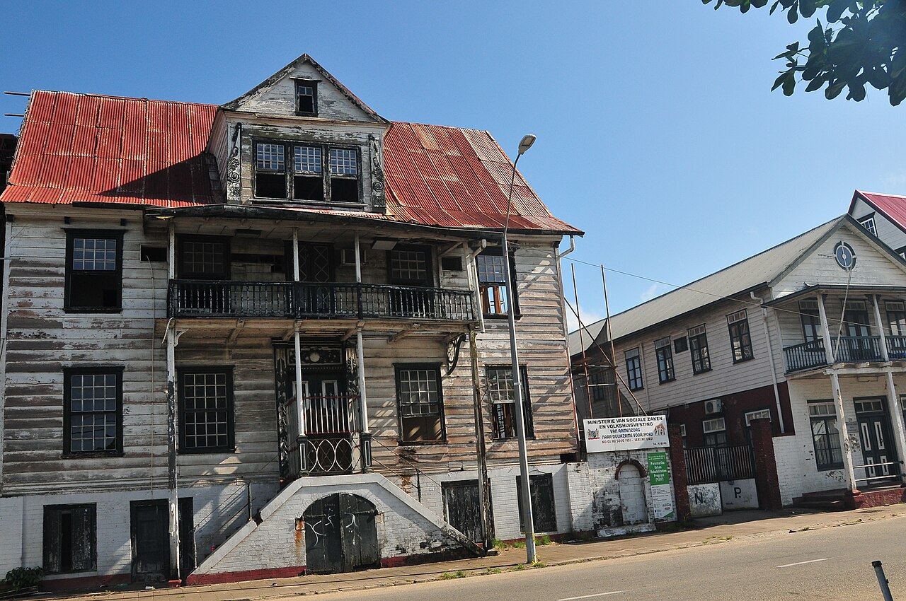 A wooden building on the Waterkant in Paramaribo with a Ministry of Social Affairs and Housing sign