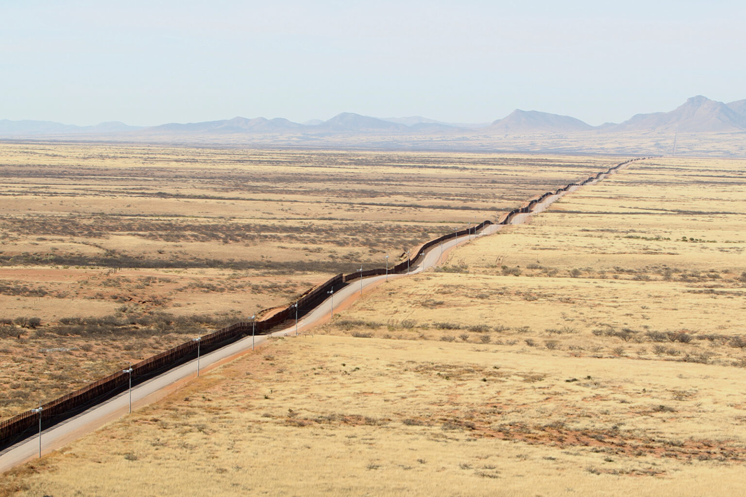 US Border Arrests Dip to 8,870 in August