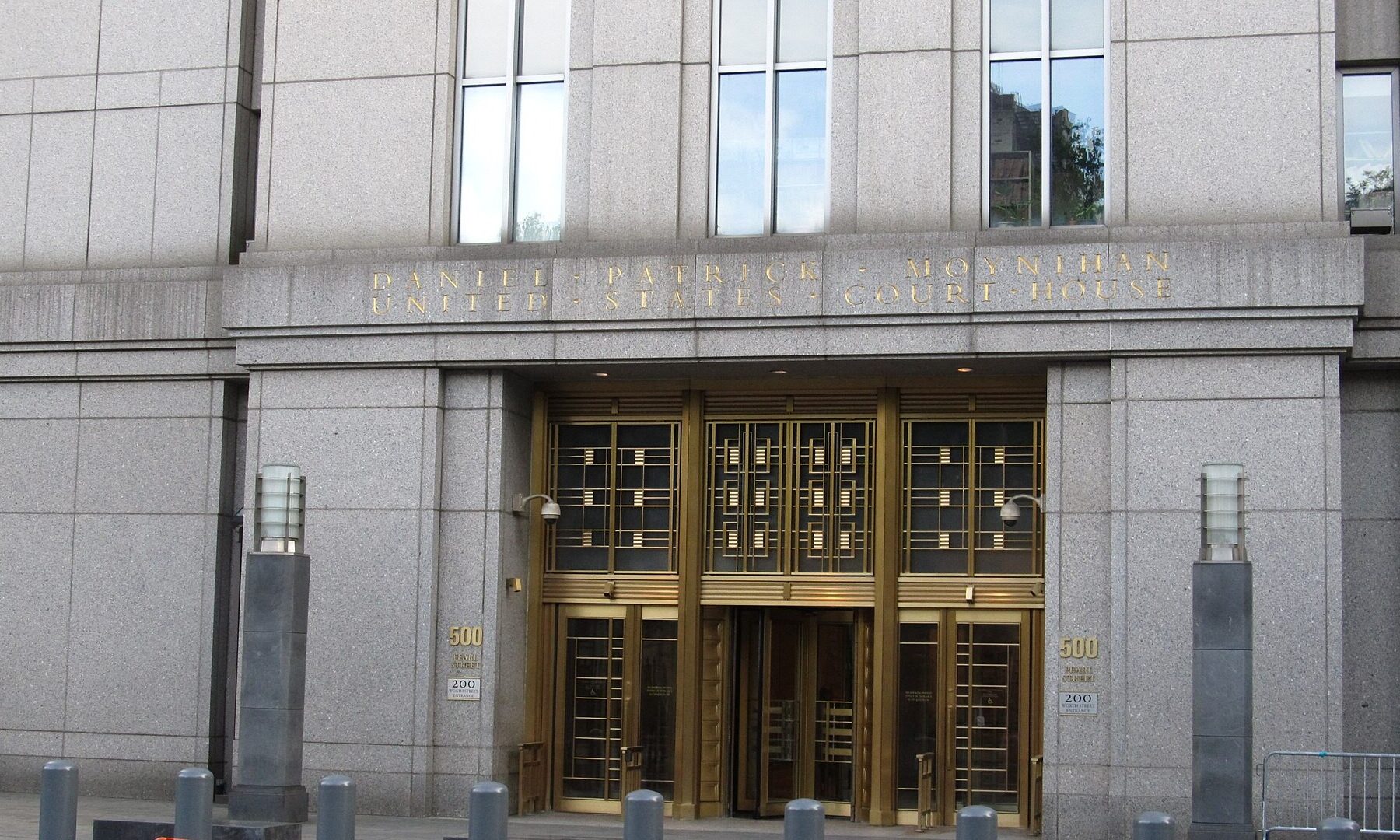 Entrance of the Daniel Patrick Moynihan United States Courthouse at 500 Pearl Street in Manhattan