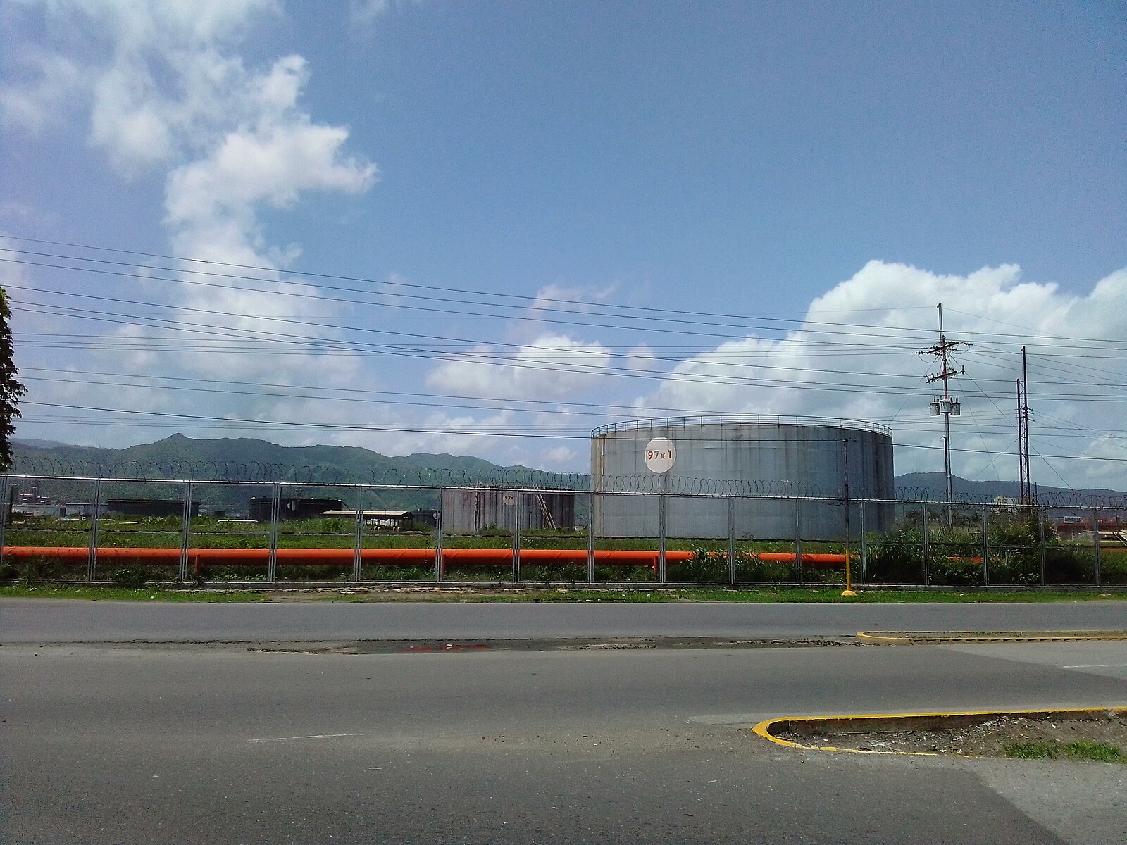 Venezuela economy: storage tanks at the PDVSA refinery in Puerto La Cruz, Anzoátegui state